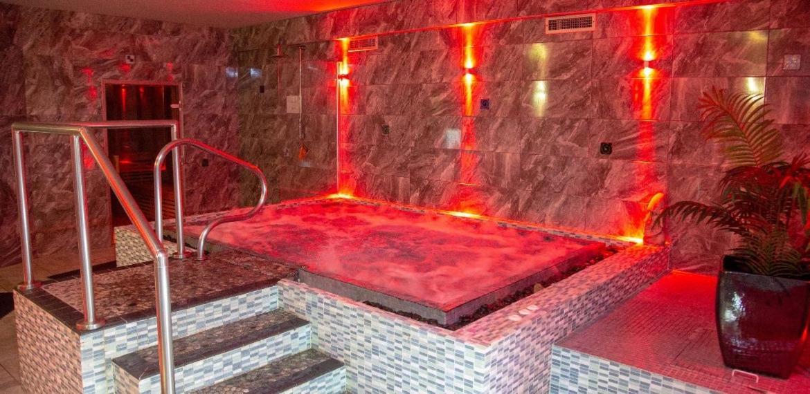 Flat 2, The Old Antiques Warehouse - Free Off-Site Health Club Access With Pool, Sauna, Steam Room & Gym باونيس أون وينديرمير المظهر الخارجي الصورة